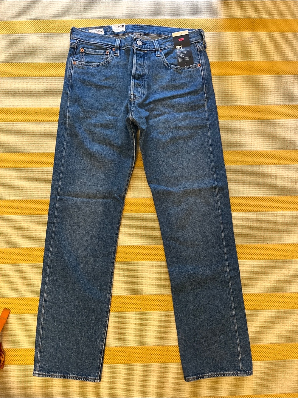Levi's Straight Jeans in Medium Blue Wash